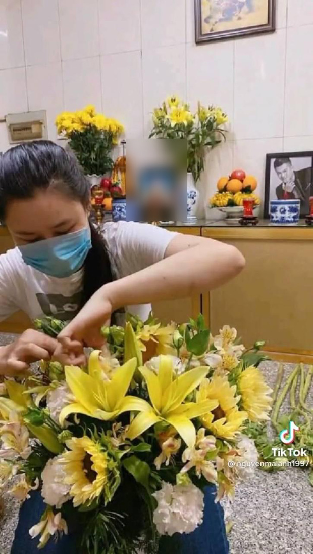 Vợ cố ca sĩ Vân Quang Long đã lộ diện sau drama đấu tố, lặng lẽ đến cắm hoa ở nơi thờ phụng chồng - Ảnh 4.