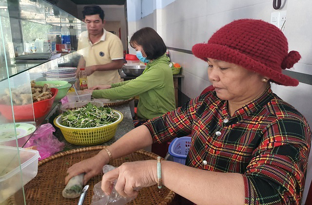 Bí mật quán bánh cuốn ở Bình Định, bà chủ bán vèo cả nghìn cái/ngày - Ảnh 2.