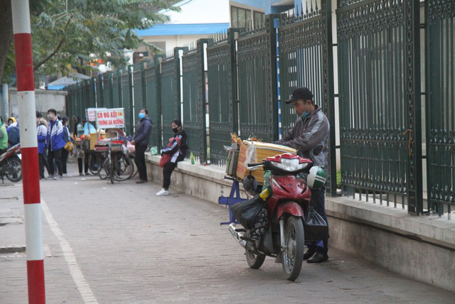 Nỗi lòng của những gánh hàng rong ngày cuối năm - Ảnh 1.