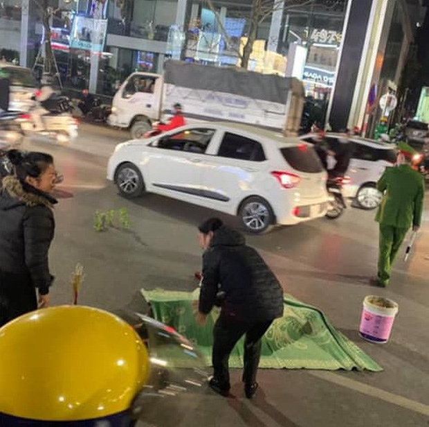 Vụ 2 người đi bộ bị đâm tử vong ở Hà Nội: Tạm giữ thanh niên lái xe máy - Ảnh 2.