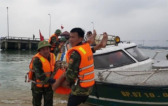 Cứu hộ thành công 3 ngư dân gặp nạn trên biển Quảng Bình - Ảnh 1.