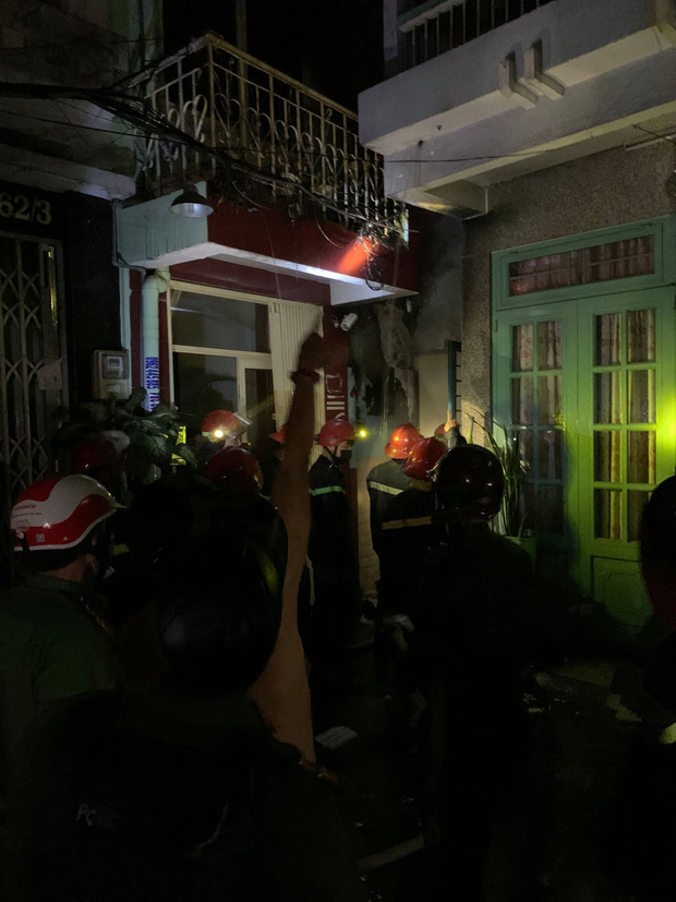TP.HCM: Nhà trong hẻm cháy dữ dội lúc nửa đêm, 7 người kêu cứu - Ảnh 2.