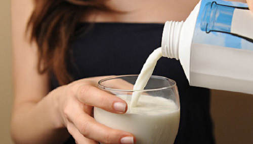 Uống sữa buổi sáng nếu có 1 trong 5 dấu hiệu này cần dừng ngay để phòng bệnh - Ảnh 2.