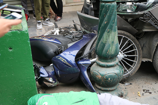 Ô tô gây tai nạn trên phố Tràng Tiền (Hà Nội) khiến lái xe Grab bị thương nặng - Ảnh 2.