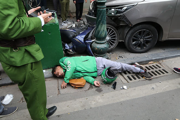 Ô tô gây tai nạn trên phố Tràng Tiền (Hà Nội) khiến lái xe Grab bị thương nặng - Ảnh 3.