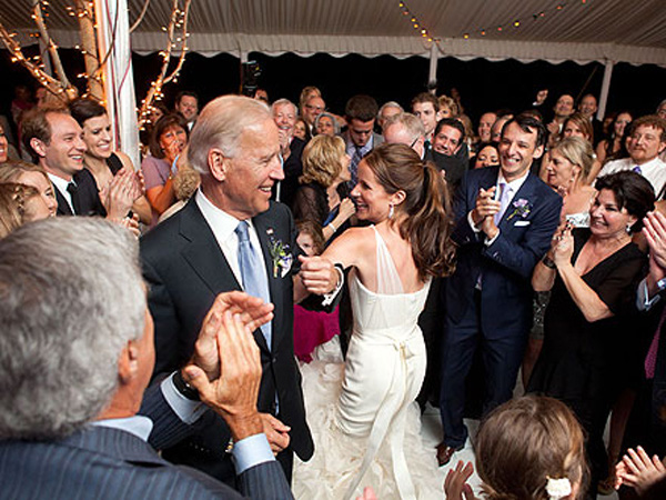 Chồng bác sĩ hơn 14 tuổi của con gái tân Tổng thống Mỹ Joe Biden là ai? - Ảnh 2.