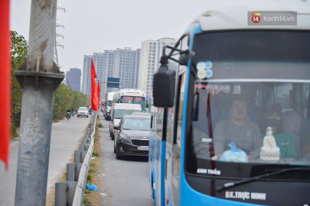 Cửa ngõ Hà Nội ùn tắc kinh hoàng, hàng ngàn phương tiện chen lấn quay lại thành phố sau kỳ nghỉ Tết dương lịch - Ảnh 5.