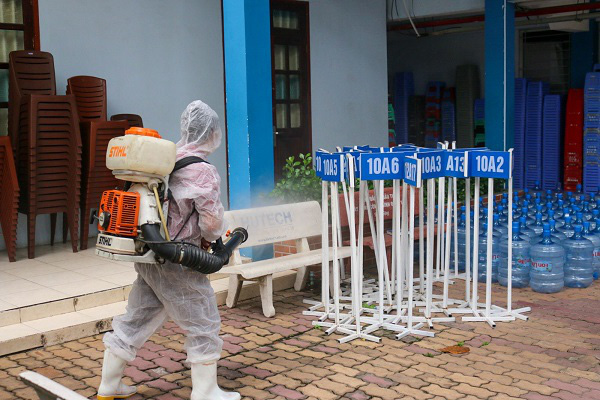 Học sinh đi học trở lại: Thực hiện nghiêm đeo khẩu trang khi trên đường đi học - Ảnh 2.