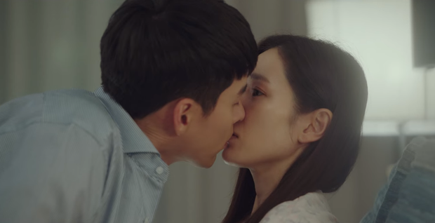 Hyun Bin cứ đóng cảnh hôn Son Ye Jin là tai đỏ bừng bừng, đúng là được khóa môi người yêu có khác! - Ảnh 1.