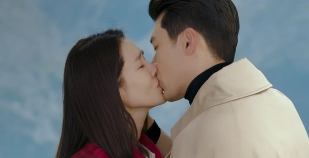Hyun Bin cứ đóng cảnh hôn Son Ye Jin là tai đỏ bừng bừng, đúng là được khóa môi người yêu có khác! - Ảnh 4.