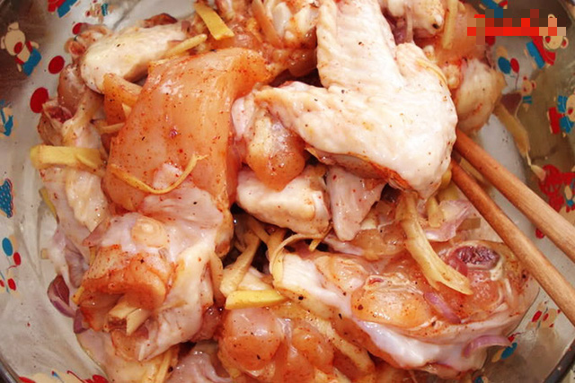 Thịt gà rang thông thường đã nhàm, thêm chút lá gia vị này, dậy mùi thơm, lạ miệng, hao cơm - Ảnh 3.