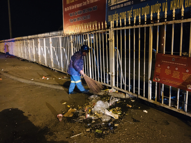 Hàng trăm lao công Hà Nội gồng mình, mất Tết dương lịch để dọn hơn 300 tấn rác thải tồn đọng - Ảnh 4.