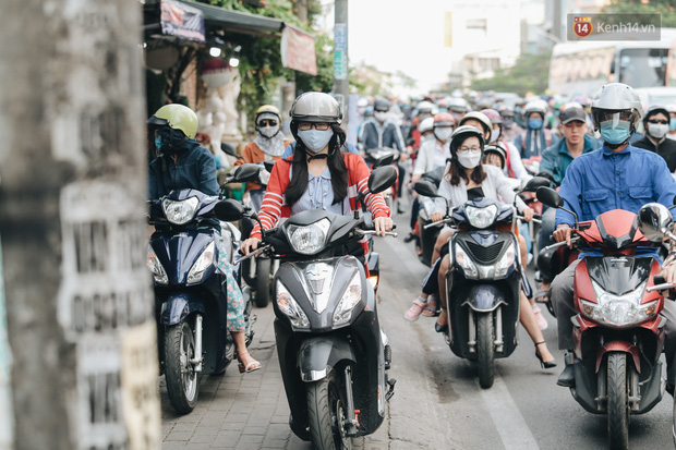  Người dân 2 miền tấp nập đi làm ngày đầu tiên sau kì nghỉ Tết Dương lịch, nhiều tuyến đường ùn tắc nghiêm trọng - Ảnh 27.