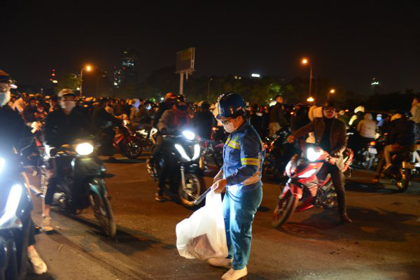 Hàng trăm lao công Hà Nội gồng mình, mất Tết dương lịch để dọn hơn 300 tấn rác thải tồn đọng - Ảnh 8.