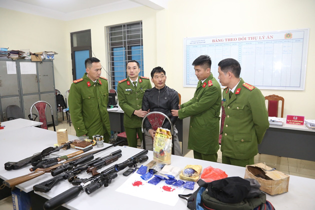 Bắt “trùm” ma túy ở Sơn La, thu giữ số lượng lớn vũ khí quân dụng - Ảnh 1.