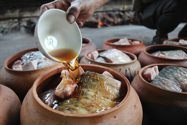 Chuyện lạ làng Vũ Đại: Đeo mặt nạ, thức xuyên đêm canh nồi cá kho bạc triệu - Ảnh 7.