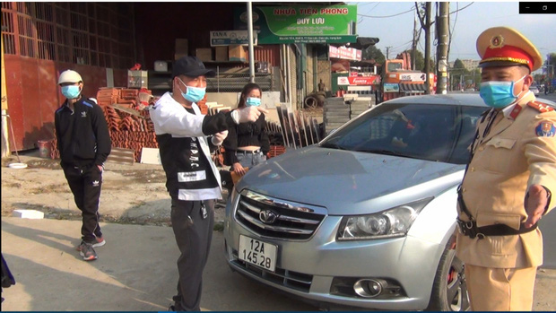 Tài xế ô tô cố tình livestream khi không mang giấy tờ, không chấp hành đo nồng độ cồn - Ảnh 1.