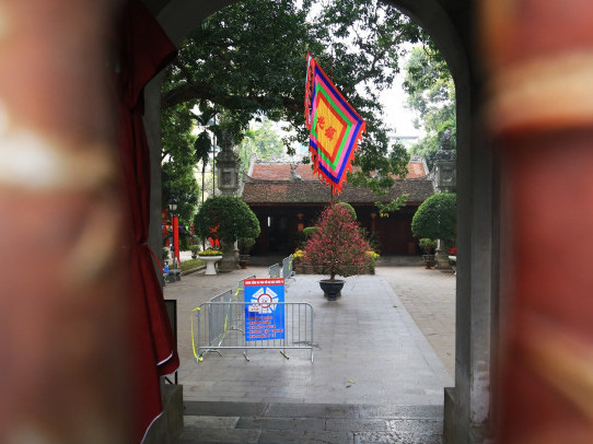 Hà Nội: Đền chùa đóng cửa vì COVID-19, người dân vái vọng trong ngày khai xuân - Ảnh 6.
