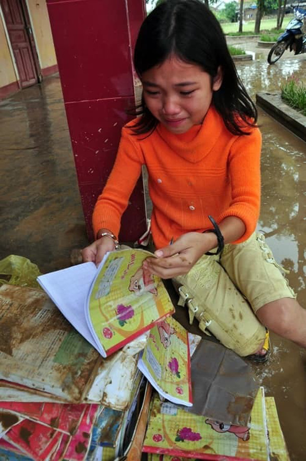Sự thay đổi ngoạn mục của cô bé bật khóc nức nở khi nhìn sách vở ướt nhẹp trong dòng nước lũ cách đây 10 năm - Ảnh 1.