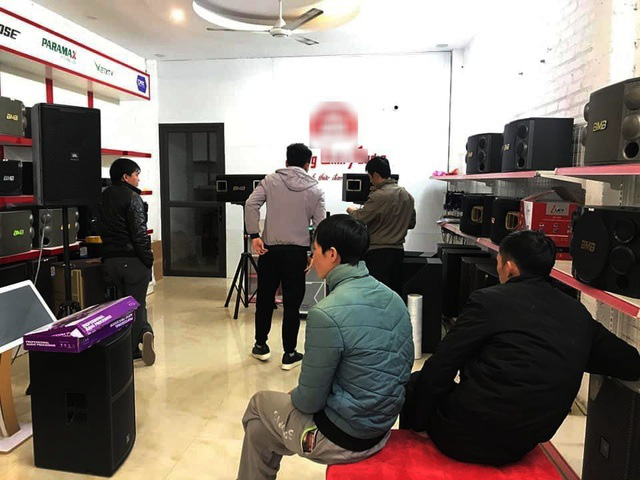 Dân ở nhà tránh dịch, thiết bị karaoke tại gia cháy hàng đầu năm mới - Ảnh 2.