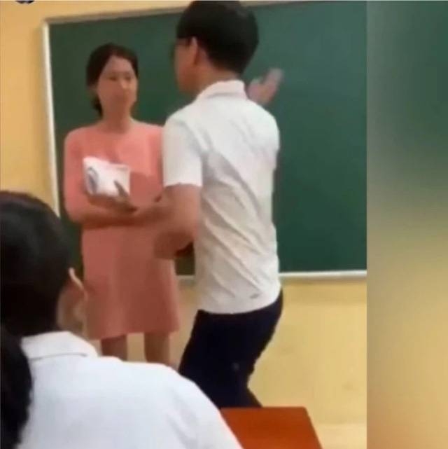 Xôn xao nam sinh xông lên bục giảng tát giáo viên:Tôi đau lòng như bị tát - Ảnh 2.