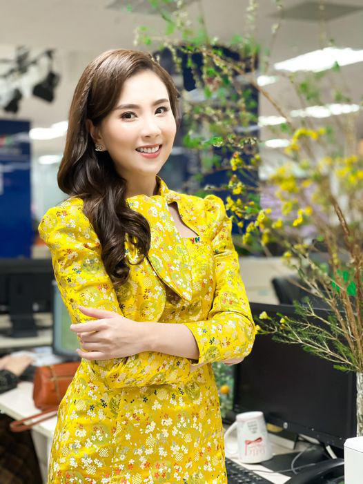 Thời trang đầu năm đi làm của các chị đẹp Vbiz, nhìn là thấy rộn ràng màu sắc đón may - Ảnh 3.