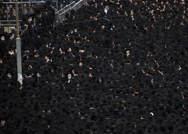 Hàng nghìn người chen chúc nhau tham dự một đám tang giáo sĩ Israel giữa dịch COVID-19 - Ảnh 4.