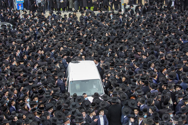 Hàng nghìn người chen chúc nhau tham dự một đám tang giáo sĩ Israel giữa dịch COVID-19 - Ảnh 5.