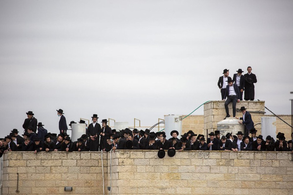 Hàng nghìn người chen chúc nhau tham dự một đám tang giáo sĩ Israel giữa dịch COVID-19 - Ảnh 6.