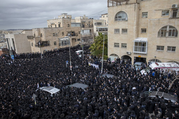 Hàng nghìn người chen chúc nhau tham dự một đám tang giáo sĩ Israel giữa dịch COVID-19 - Ảnh 8.