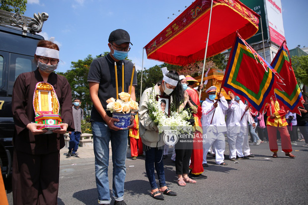 Lễ an táng diễn viên Hải Đăng: Vợ sắp cưới suy sụp ôm di ảnh, người thân khóc nghẹn tiễn đưa - Ảnh 2.