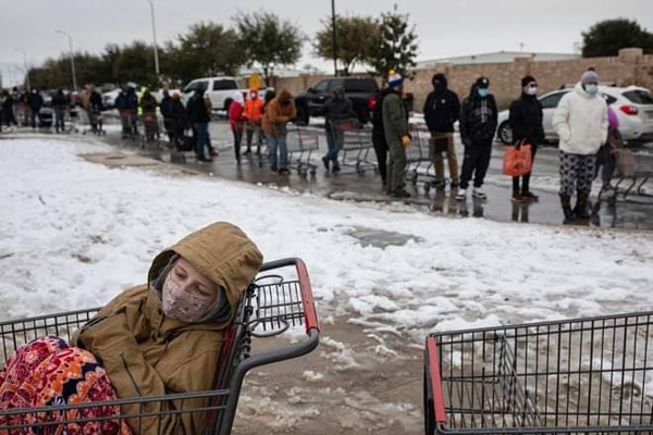 Hình ảnh người dân Texas oằn mình trong bão tuyết kỷ lục, đồ đạc trong nhà đóng băng, người dân chết vì mất điện - Ảnh 8.