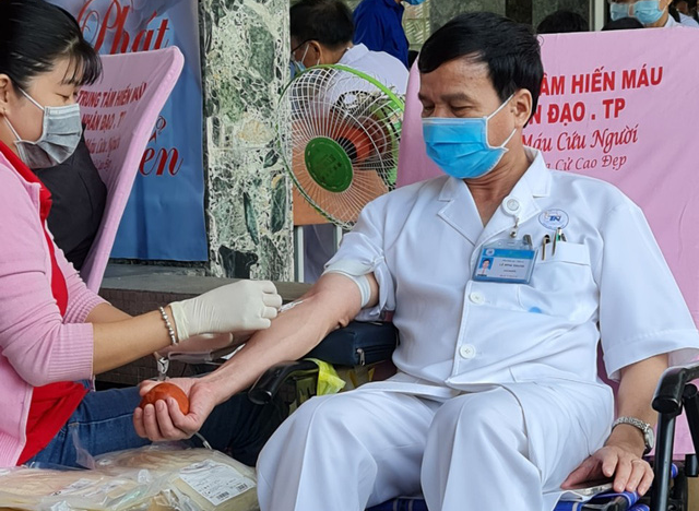 Hàng trăm y, bác sĩ, nhân viên y tế hiến máu cứu người trong mùa dịch - Ảnh 2.