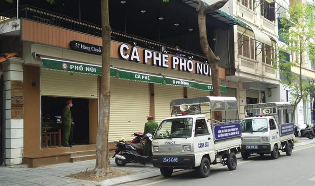 Bất chấp “lệnh” tạm dừng hoạt động, 2 quán cà phê phố Cổ Hà Nội tìm cách che mắt lực lượng chức năng để đón khách - Ảnh 2.