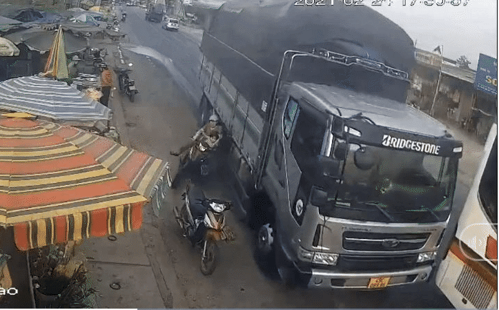 Danh tính tài xế xe tải vượt ẩu suýt lấy mạng người phụ nữ và 2 đứa trẻ ở Lâm Đồng - Ảnh 1.