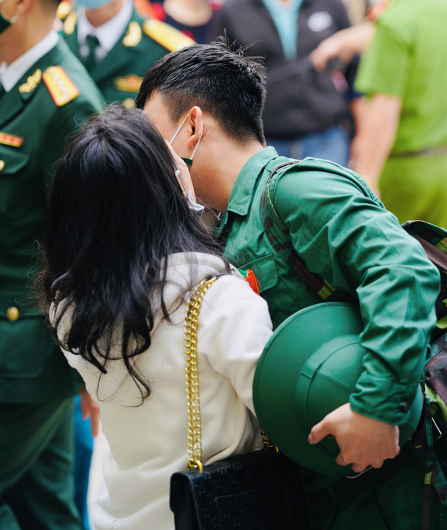 Những hình ảnh xúc động tại lễ tiễn chân tân binh lên đường nhập ngũ ở Thừa Thiên – Huế - Ảnh 3.