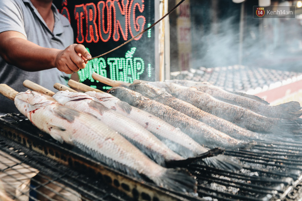 Người Sài Gòn tấp nập mua cá lóc cúng ông Công ông Táo, chủ tiệm nướng mỏi tay không kịp bán - Ảnh 11.