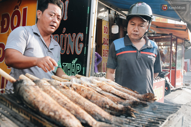 Người Sài Gòn tấp nập mua cá lóc cúng ông Công ông Táo, chủ tiệm nướng mỏi tay không kịp bán - Ảnh 13.
