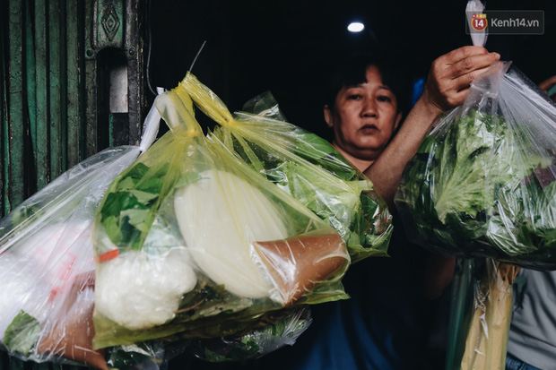 Người Sài Gòn tấp nập mua cá lóc cúng ông Công ông Táo, chủ tiệm nướng mỏi tay không kịp bán - Ảnh 14.