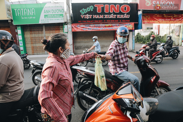 Người Sài Gòn tấp nập mua cá lóc cúng ông Công ông Táo, chủ tiệm nướng mỏi tay không kịp bán - Ảnh 16.