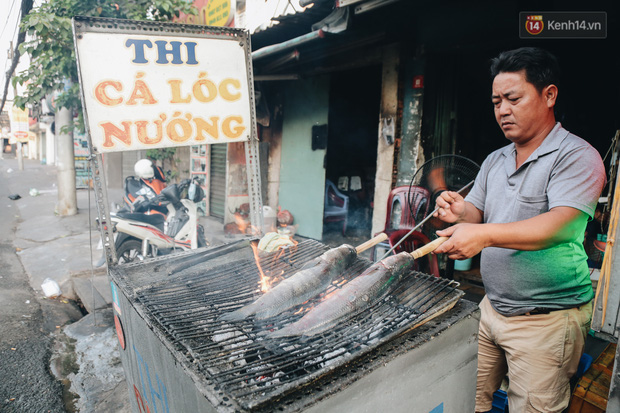 Người Sài Gòn tấp nập mua cá lóc cúng ông Công ông Táo, chủ tiệm nướng mỏi tay không kịp bán - Ảnh 3.