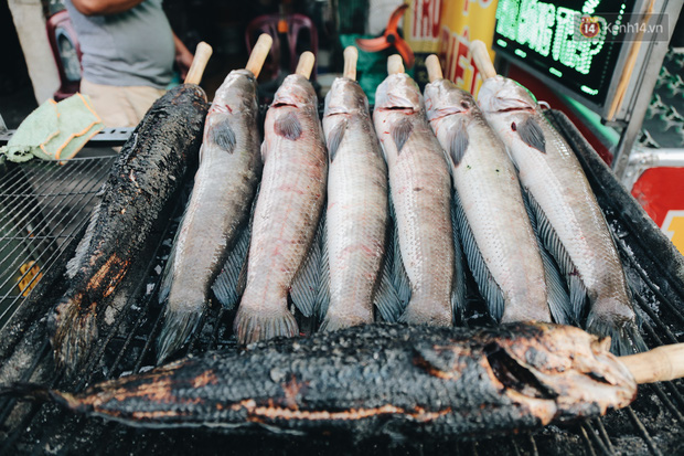 Người Sài Gòn tấp nập mua cá lóc cúng ông Công ông Táo, chủ tiệm nướng mỏi tay không kịp bán - Ảnh 6.