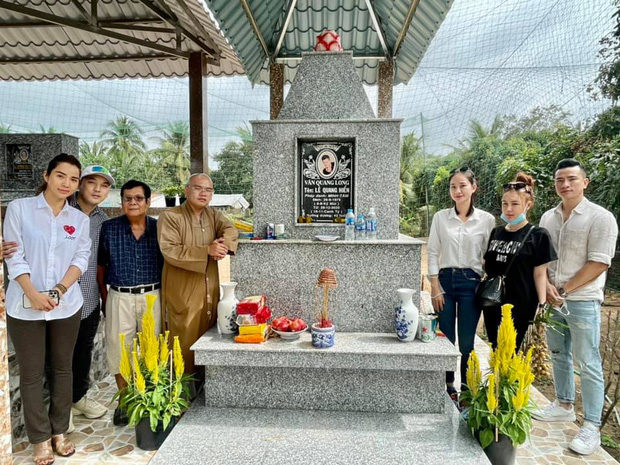 Vợ chồng Ưng Hoàng Phúc về Đồng Tháp thăm mộ ca sĩ Vân Quang Long - Ảnh 3.