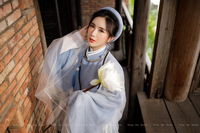 Hot girl trường HUFLIT xinh như mộng trong chiếc áo Tấc cổ truyền - Ảnh 1. Hot girl trường HUFLIT xinh như mộng trong chiếc áo Tấc cổ truyền - Ảnh 1.