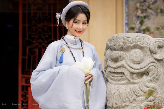 Hot girl trường HUFLIT xinh như mộng trong chiếc áo Tấc cổ truyền - Ảnh 2. Hot girl trường HUFLIT xinh như mộng trong chiếc áo Tấc cổ truyền - Ảnh 2.