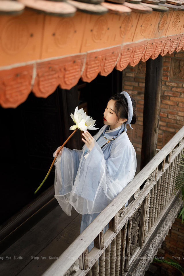 Hot girl trường HUFLIT xinh như mộng trong chiếc áo Tấc cổ truyền - Ảnh 8. Hot girl trường HUFLIT xinh như mộng trong chiếc áo Tấc cổ truyền - Ảnh 8.