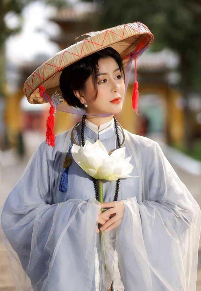 Hot girl trường HUFLIT xinh như mộng trong chiếc áo Tấc cổ truyền - Ảnh 9. Hot girl trường HUFLIT xinh như mộng trong chiếc áo Tấc cổ truyền - Ảnh 9.