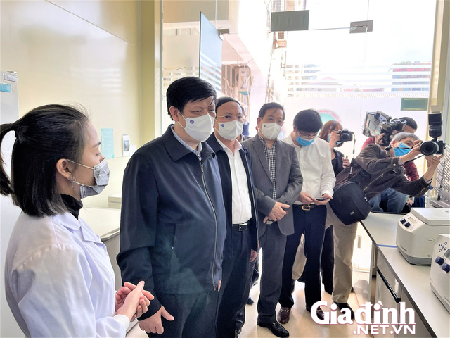 Bộ trưởng Bộ Y tế kiểm tra công tác phòng, chống dịch tại Quảng Ninh - Ảnh 3.