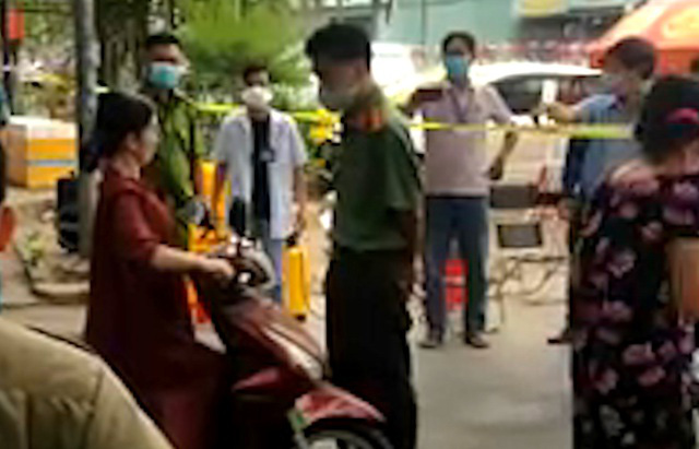 Bình Dương: Người phụ nữ la lối, lao xe phá rào, đòi rời chung cư Ehome - Ảnh 1.