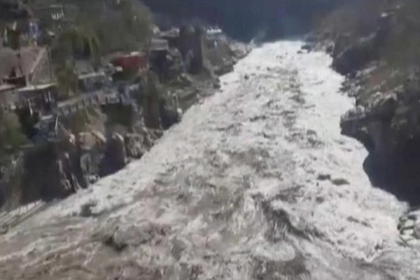 Vỡ sông băng khổng lồ ở Himalaya, 150 người có thể đã tử nạn - Ảnh 2.